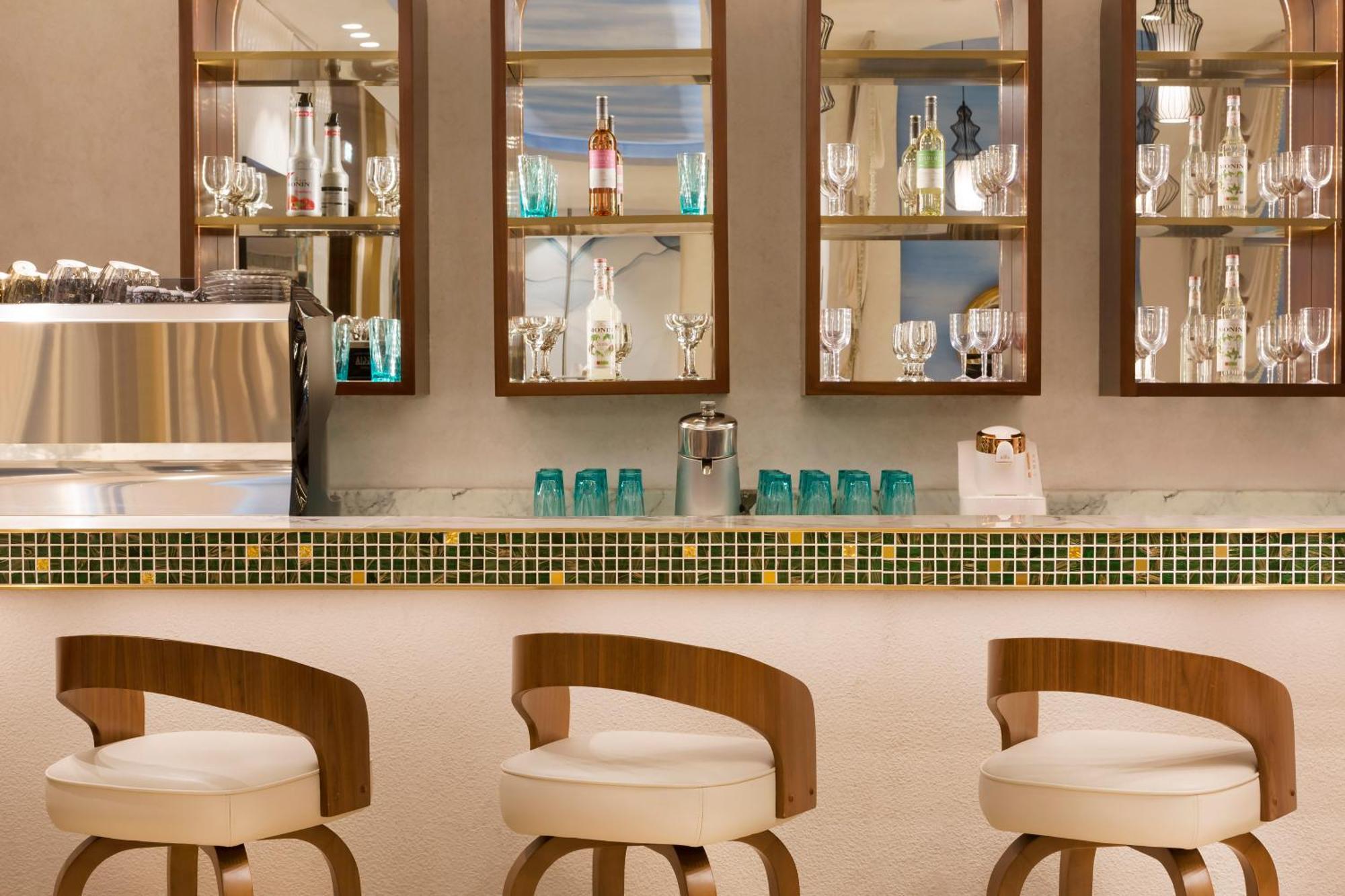 Velero Hotel Doha Lusail Екстериор снимка The bar at the hotel