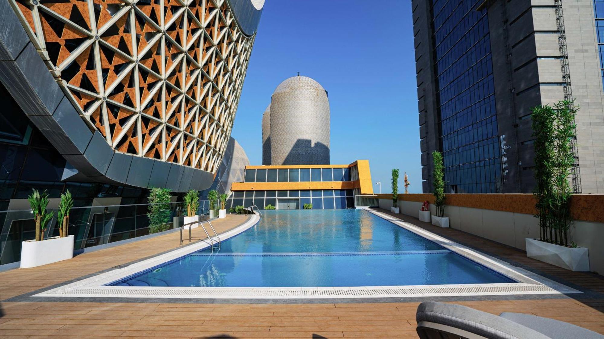 Velero Hotel Doha Lusail Екстериор снимка The pool at the top of the hotel