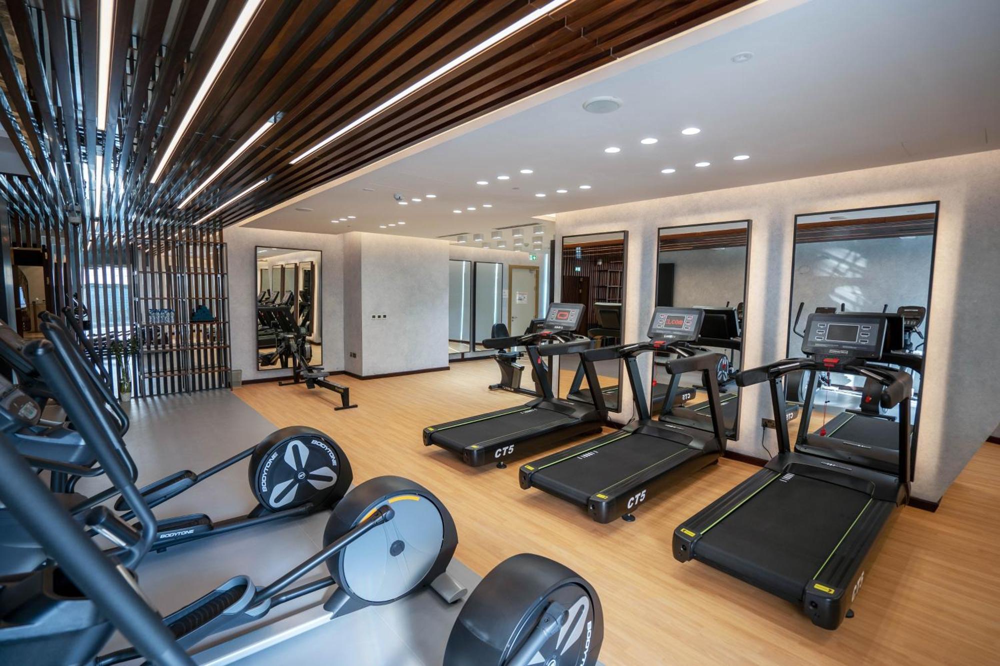 Velero Hotel Doha Lusail Екстериор снимка The gym at the hotel
